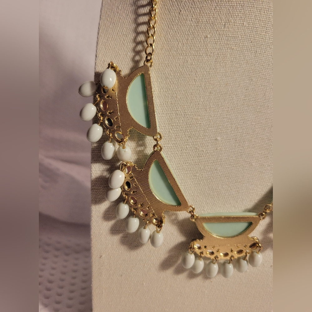 NY Mint Green Collar Necklace Gold-tone White Fringe Chunky Bib - Picture 8 of 10